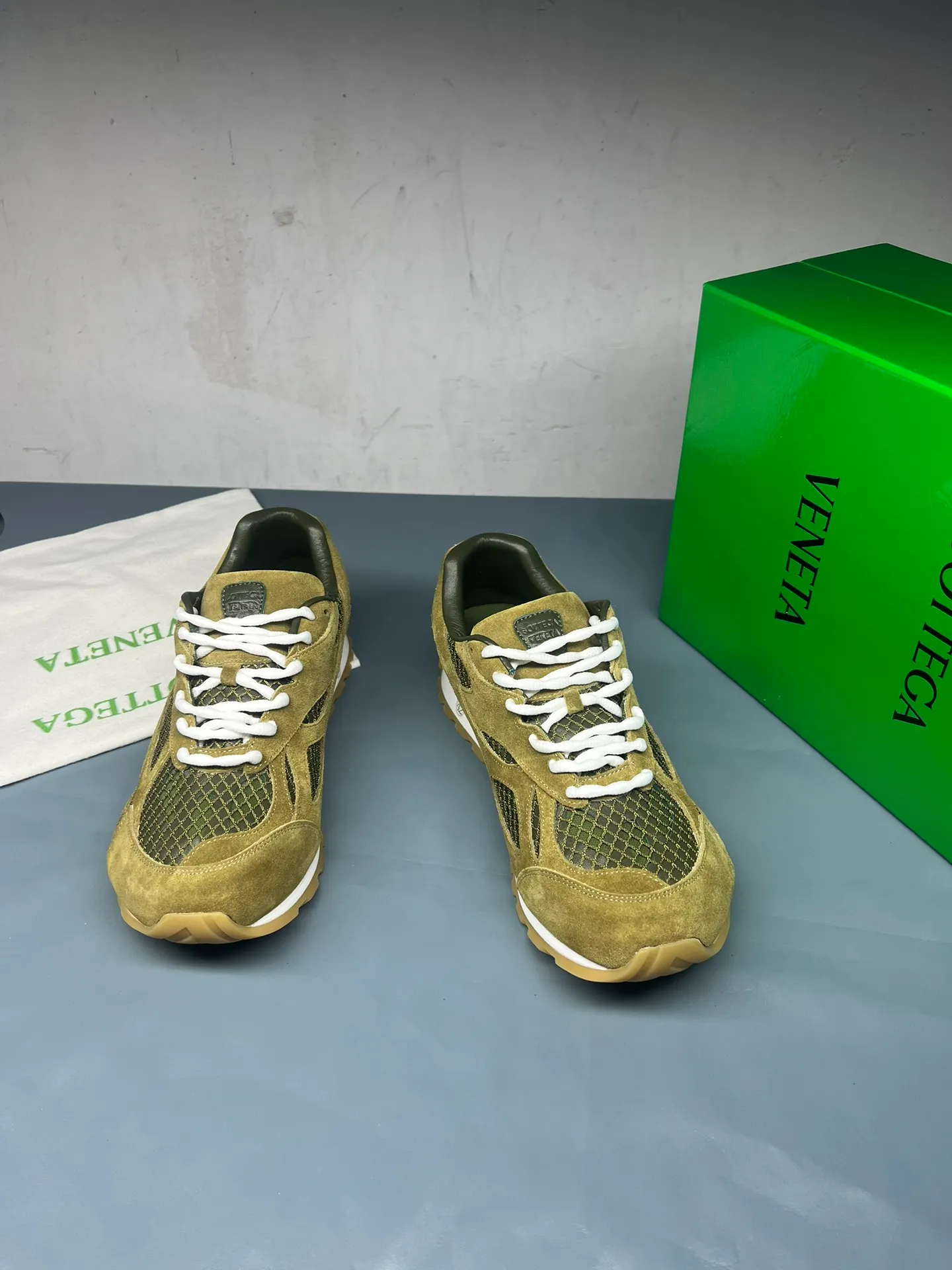 👟👟Ex-factory price 600👟👟 Men's size +10 Real photos 🔥🔥BV Orbit sneakers Wang Yibo's same style couple's dad shoes Runner sneakers, made of lightweight technical mesh fabric. Matched with geometric pattern designed rubber outsole, Wang Zha series high version. Look for the package technology. It is actually a lot taller, but the legs are still slim. Very nice, playable and durable. Matched to the standard💯 Package shoe technology. Look for the high version. The outsole is made of color-blocked TPU outsole. Women's model 35 36 37 38 39 40 41 42 (40 41 42 43 44 45 customized) (Customer logo can be accepted without refund or exchange at a favorable price) Equipped with original packaging
